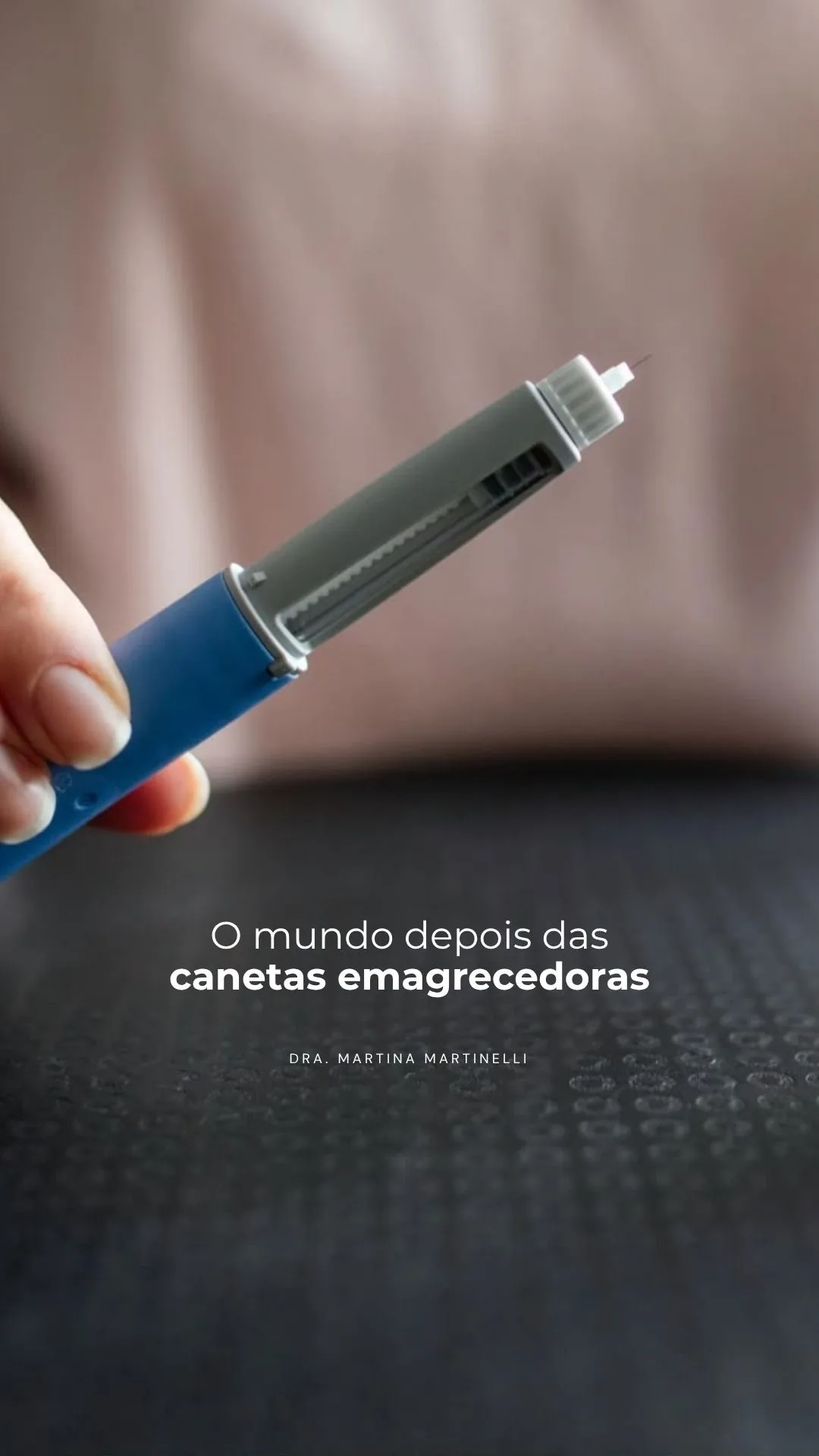 Caneta aplicadora azul em close na mão — imagem da série sobre queda depois do emagrecimento