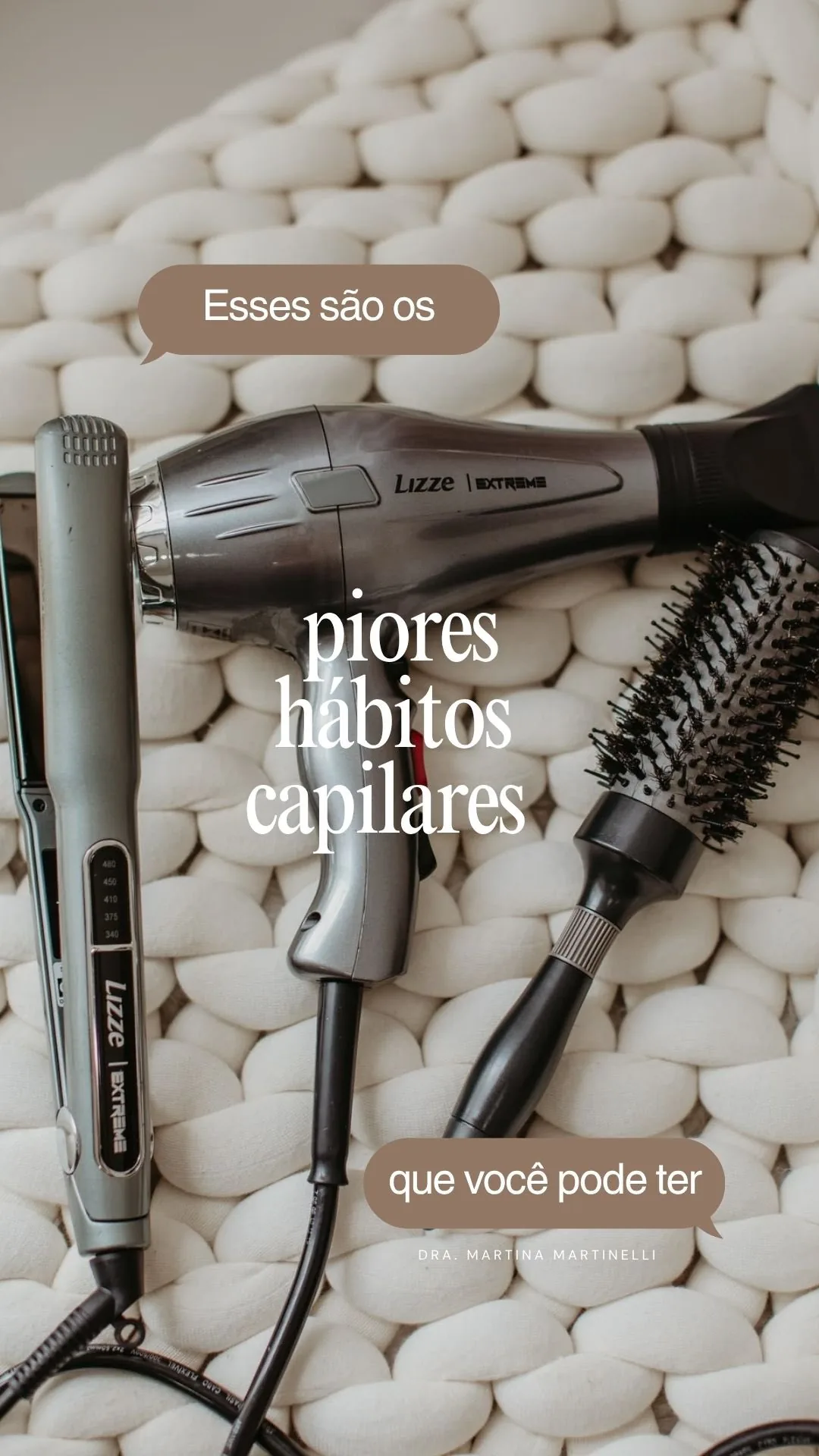 Ferramentas de cabelo sobre toalha branca — imagem da série de hábitos capilares