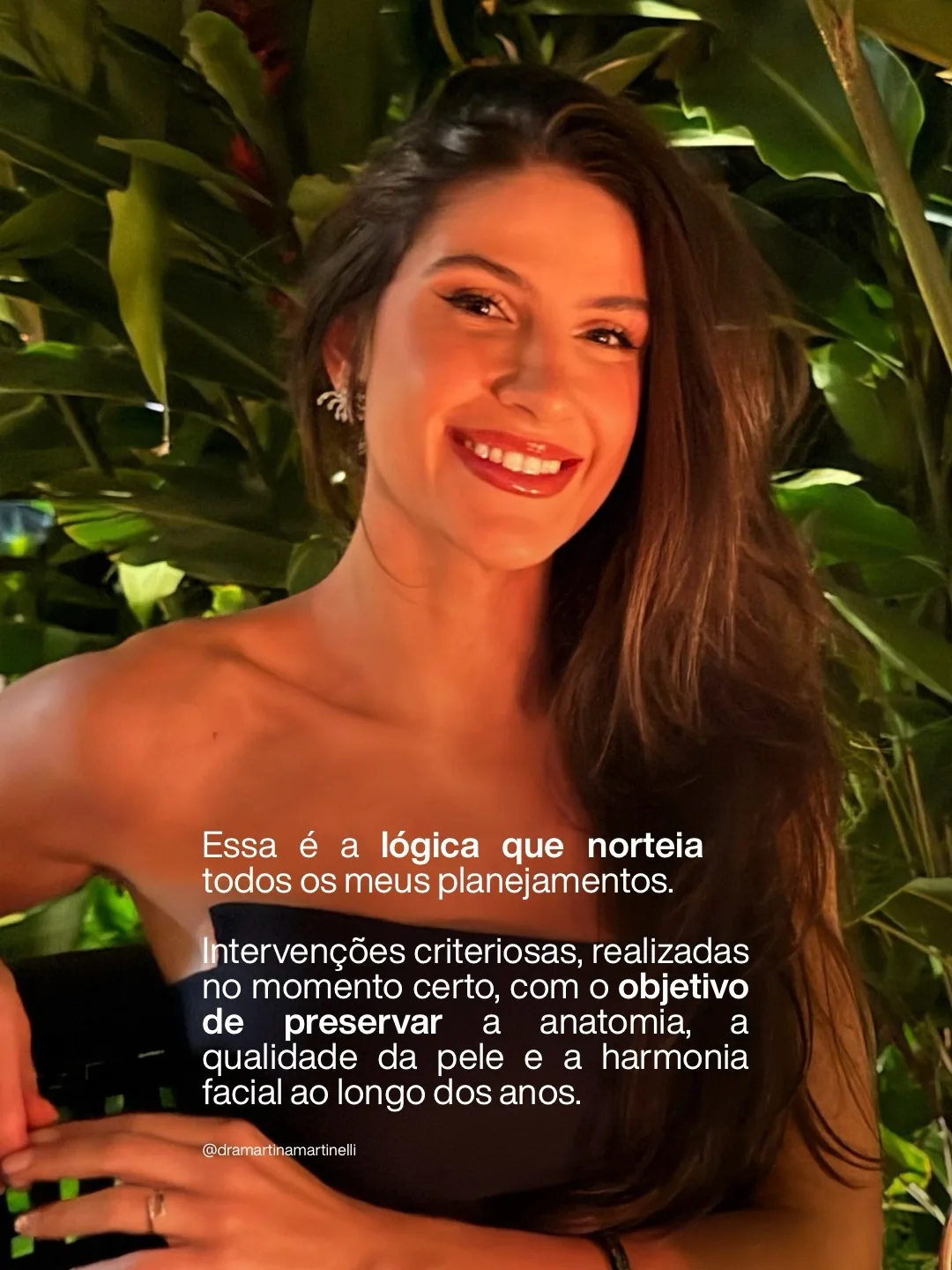Dra. Martina rindo em fundo verde