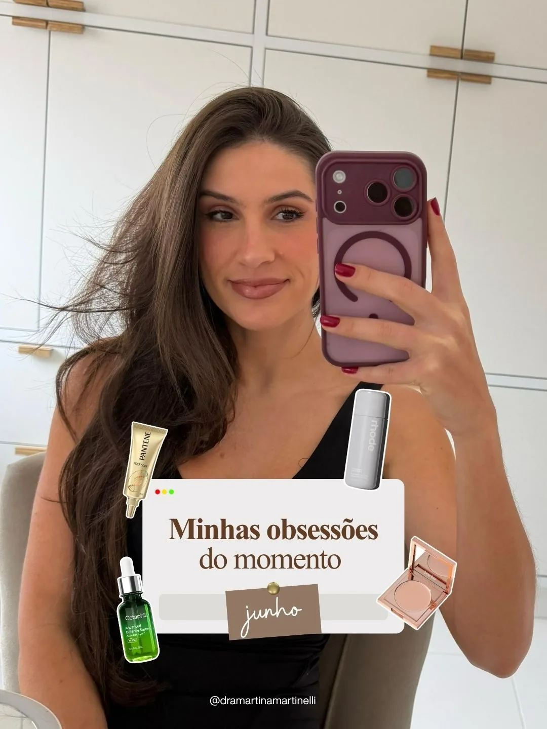 Selfie da Dra. Martina no espelho ondulado do consultório, segurando seus produtos
